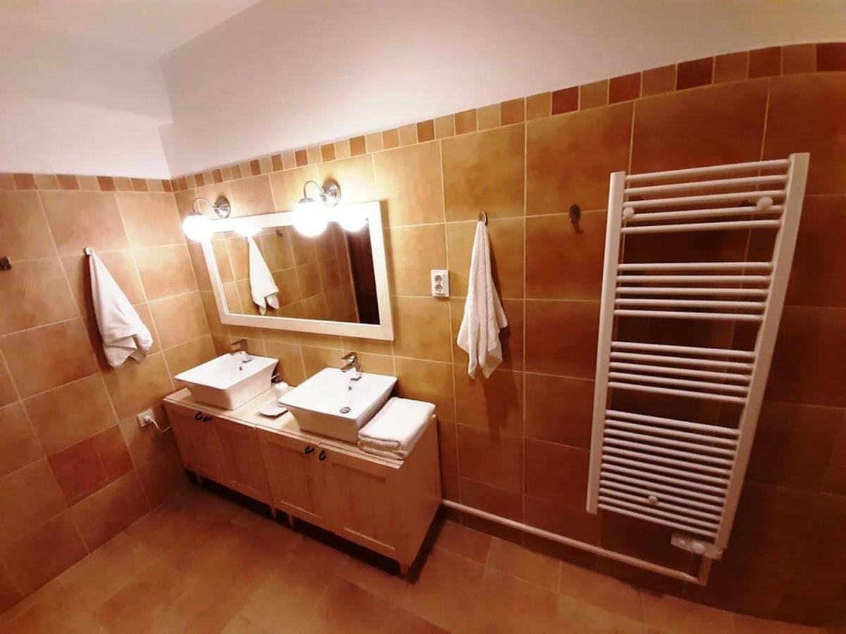 2 Bedroom Apartment Near Heroes Square บูดาเปสต์ ภายนอก รูปภาพ