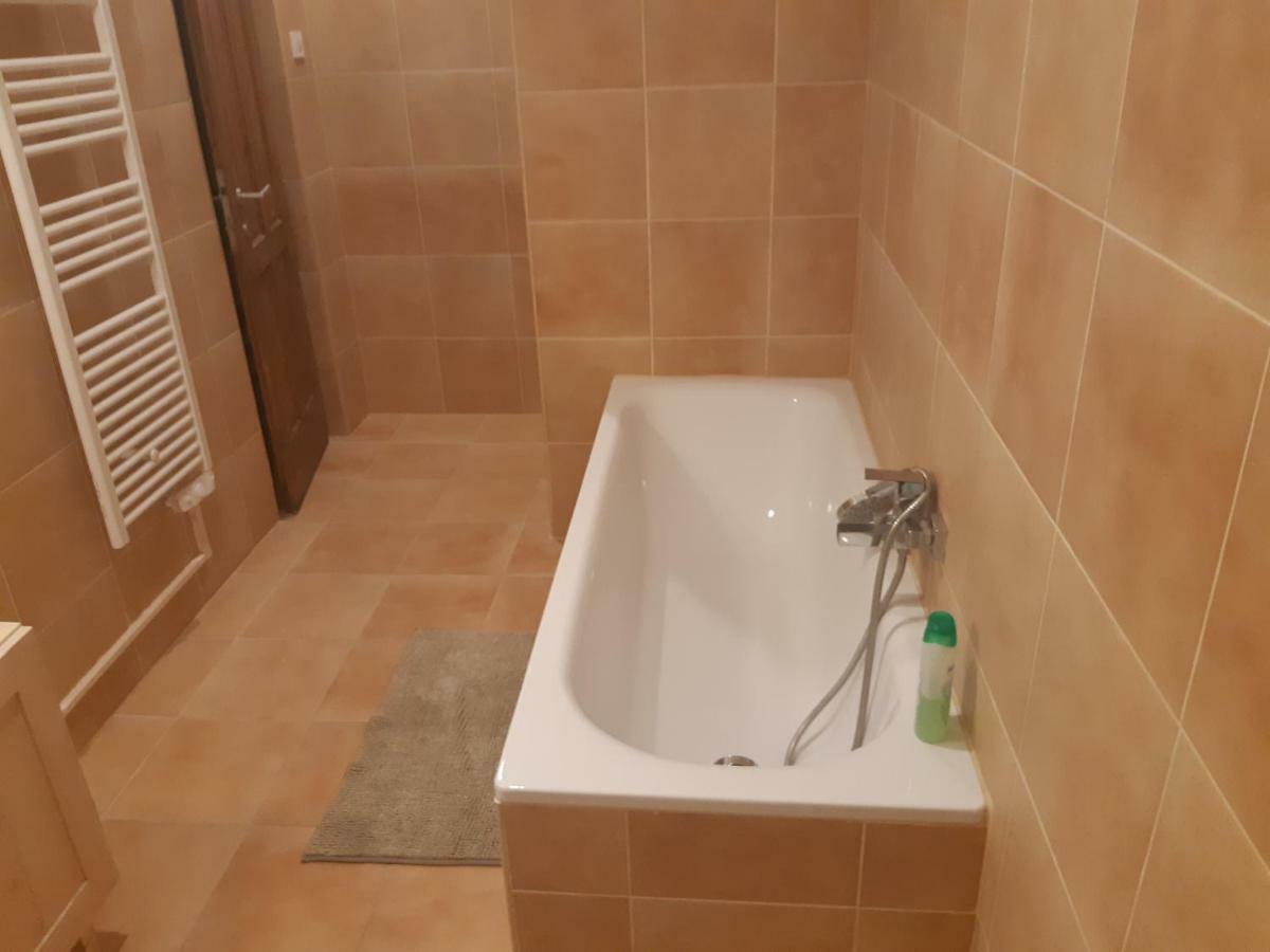 2 Bedroom Apartment Near Heroes Square บูดาเปสต์ ภายนอก รูปภาพ